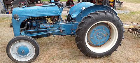 CLASSIC FORD TRACTOR