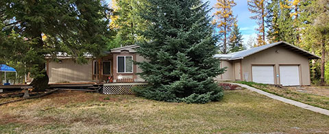 ONE LEVEL HOME ON 4.4 ACRES BY DIAMOND LAKE