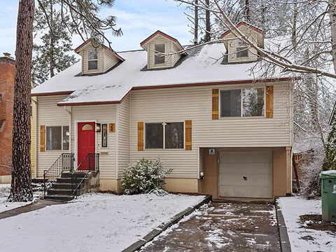 CAPE-COD STYLE COMSTOCK HOME