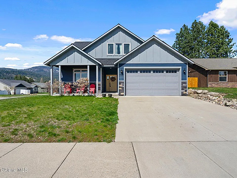 WELCOME HOME TO THIS DELIGHTFUL 4 BED & 2.5 BATH WELCOME HOME TO THIS DELIGHTFUL 4 BED & 2.5 BATH