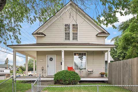 AFFORDABLE & ADORABLE! CHARMING HOME JUST MINUTES AFFORDABLE & ADORABLE! CHARMING HOME JUST MINUTES