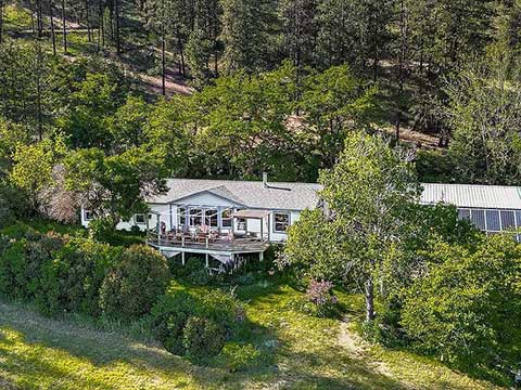 FIND UNMATCHED PEACE AT THIS HAWK CREEK RETREAT FIND UNMATCHED PEACE AT THIS HAWK CREEK RETREAT