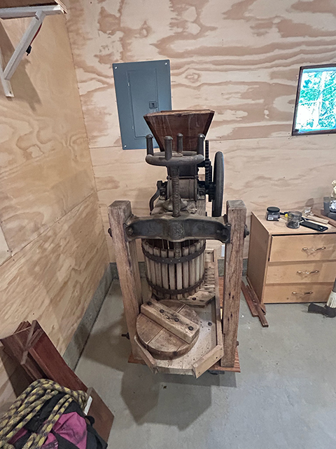 GENUINE 100-YEAR-OLD ANTIQUE CIDER PRESS GENUINE 100-YEAR-OLD ANTIQUE CIDER PRESS