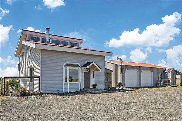 COUNTRY LIVING - MODERN COMFORT! COUNTRY LIVING - MODERN COMFORT!