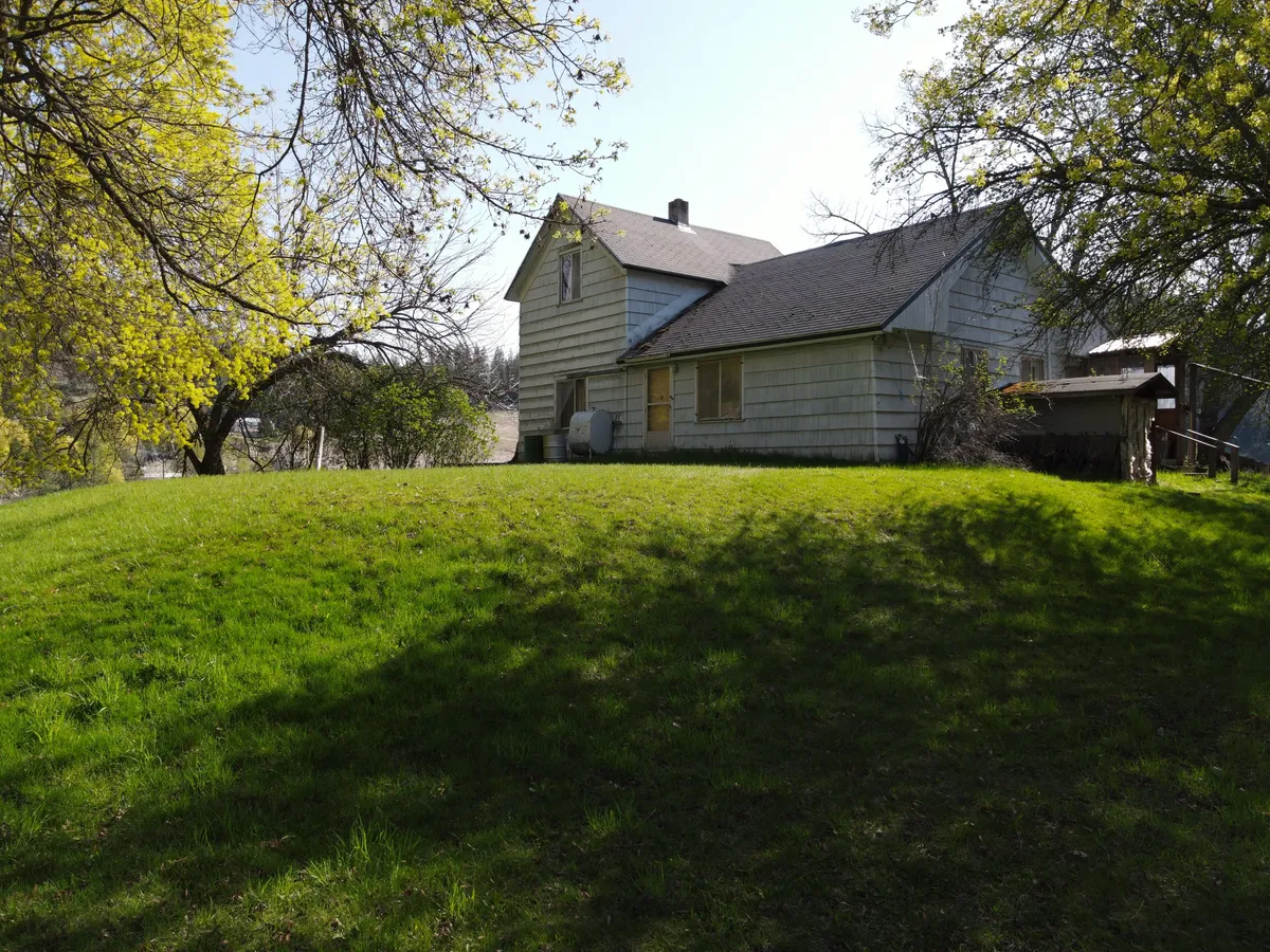 HOME IN SOUTHERN STEVENS COUNTY ON 15 ACRES HOME IN SOUTHERN STEVENS COUNTY ON 15 ACRES