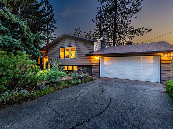 SUNSET VIEWS AT THIS REMODELED 1966 HIGH DRIVE BLUFF RETREAT SUNSET VIEWS AT THIS REMODELED 1966 HIGH DRIVE BLUFF RETREAT