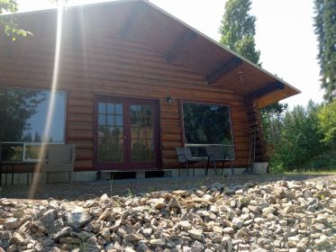 CEDAR LOG HOME ON THE PEND OREILLE RIVER!