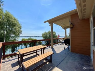 LAKESIDE LIVING AT ITS FINEST! MOSES LAKE WESTSHORE HOME