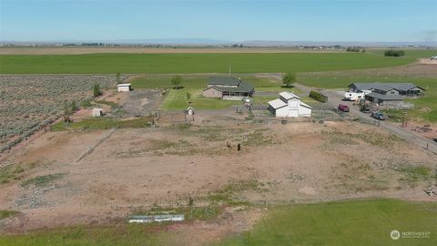 WELCOME TO THE COUNTRY! MOSES LAKE HOME ON 4.5 ACRES
