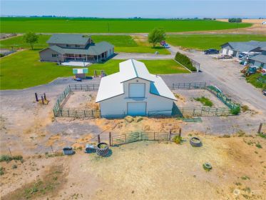 WELCOME TO THE COUNTRY! MOSES LAKE HOME ON 4.5 ACRES