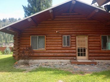 CEDAR LOG HOME ON THE PEND OREILLE RIVER!