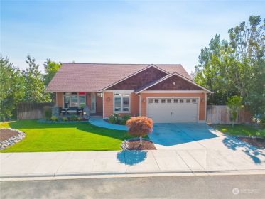 LAKESIDE LIVING AT ITS FINEST! MOSES LAKE WESTSHORE HOME